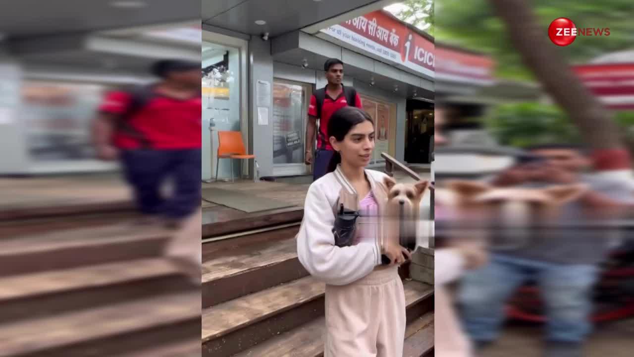 Khushi Kapoor अपने Pet को ले जा रही थीं गोद में, लोगों की पड़ी नजर तो कहा- हमसे अच्छा तो कुत्ता है