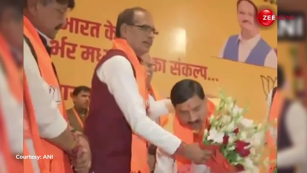 Mohan Yadav - Shivraj Singh Chouhan :  भावुक मोहन यादव ने छुए शिवराज के पांव तो मुस्कुराते मामा ने ऐसे दिया आशीर्वाद, मध्य प्रदेश में नए युग की शुरुआथ