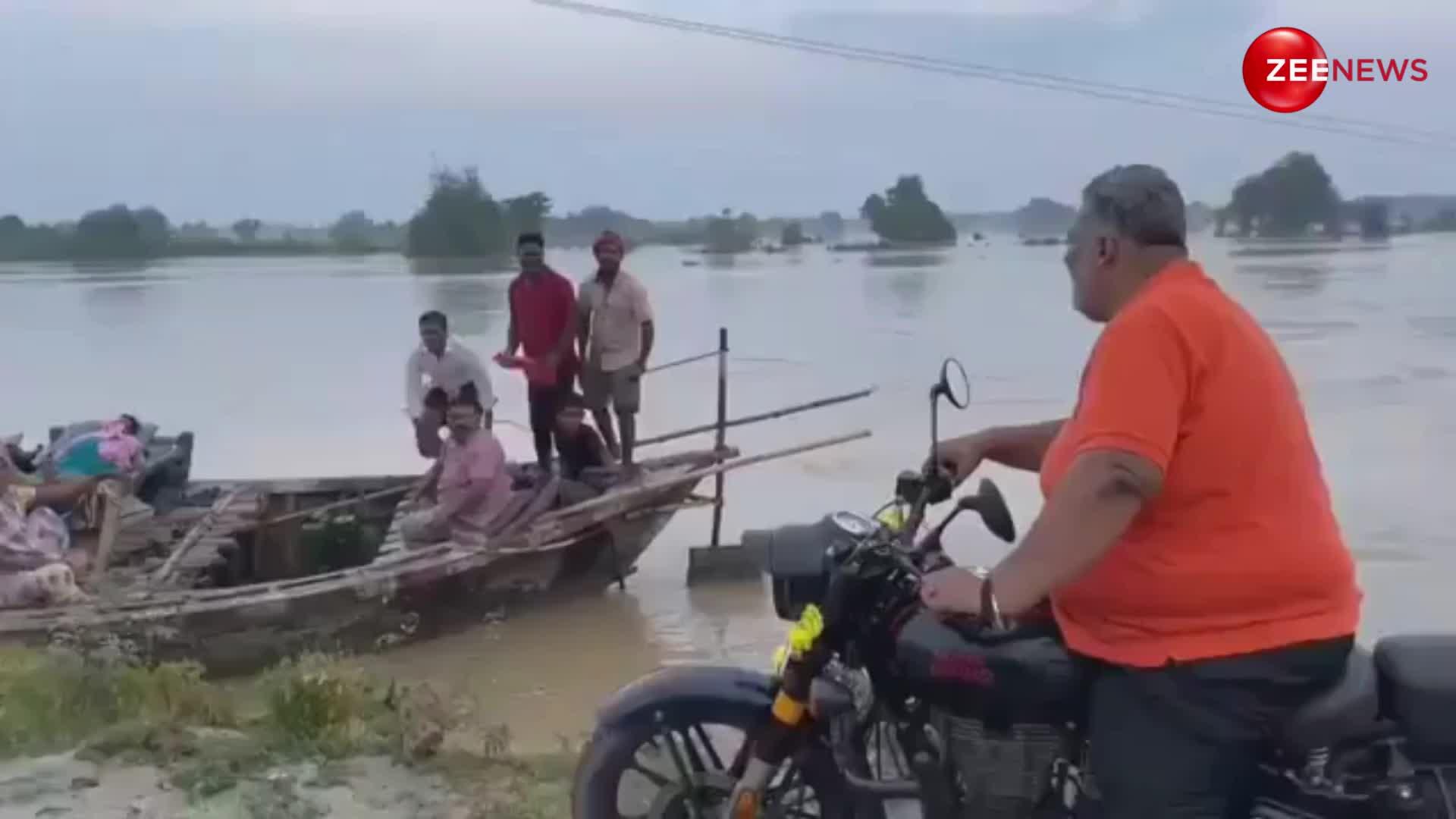 Bihar Flood: बाढ़ से बेहाल लोगों के बीच बुलेट से पहुंचे पप्पू यादव, देखिए जेब से निकाल कर क्या बांटने लगे..