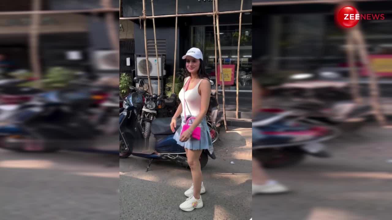 छोटी सी स्कर्ट और टॉप में स्पॉट हुईं Ameesha Patel, लोगों ने बोला- 48 साल में छोटी सी बच्ची लग रही