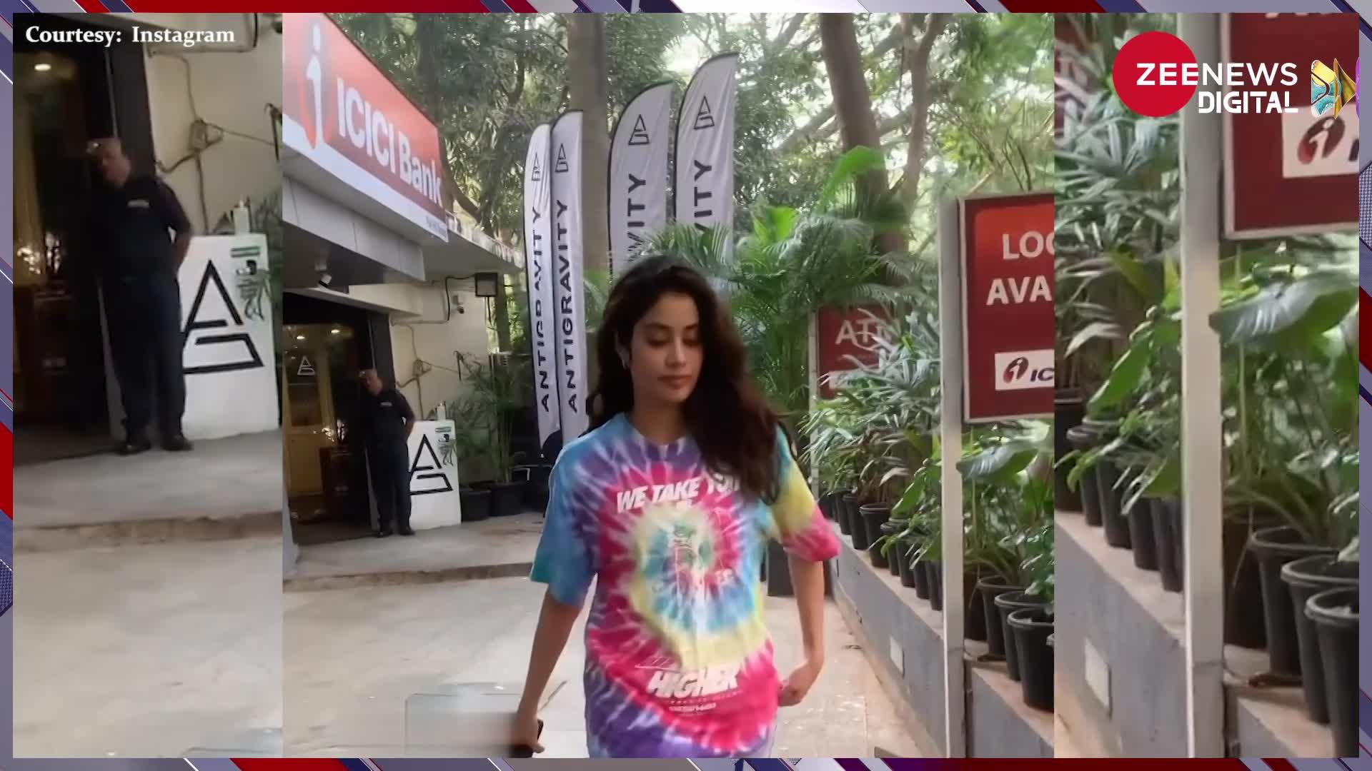 Janhvi Kapoor ने जिम से बाहर निकलते हुए पहनी ऐसी ड्रेस, देख लोगों ने कहा-'वर्कआउट करने ही गई थी ना'