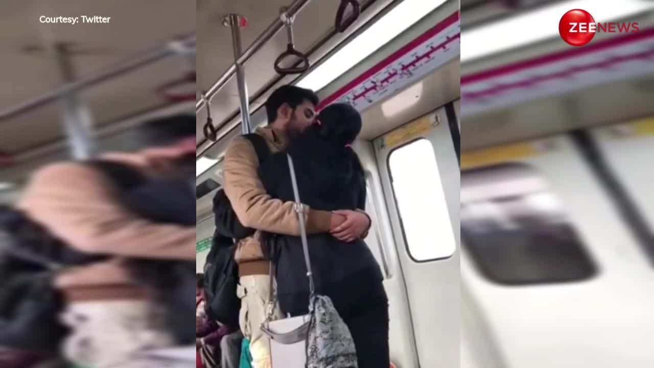 Couple दिल्ली मेट्रो में रोमांस करते हुए करने लगा खुलेआम Kiss, देख भड़क गए लोग; वायरल हो रहा वीडियो