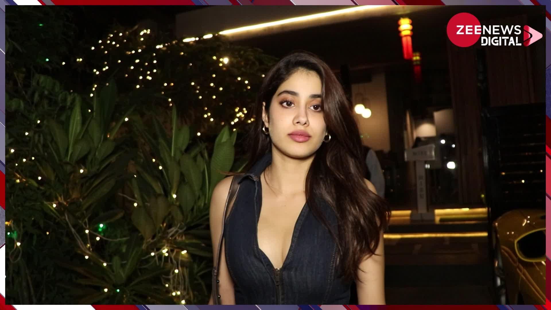 बालों को लहराते हुए रेस्टोरेंट से बाहर निकलीं Janhvi Kapoor, डीपनेक ड्रेस में दिखाया अपना हॉट फिगर