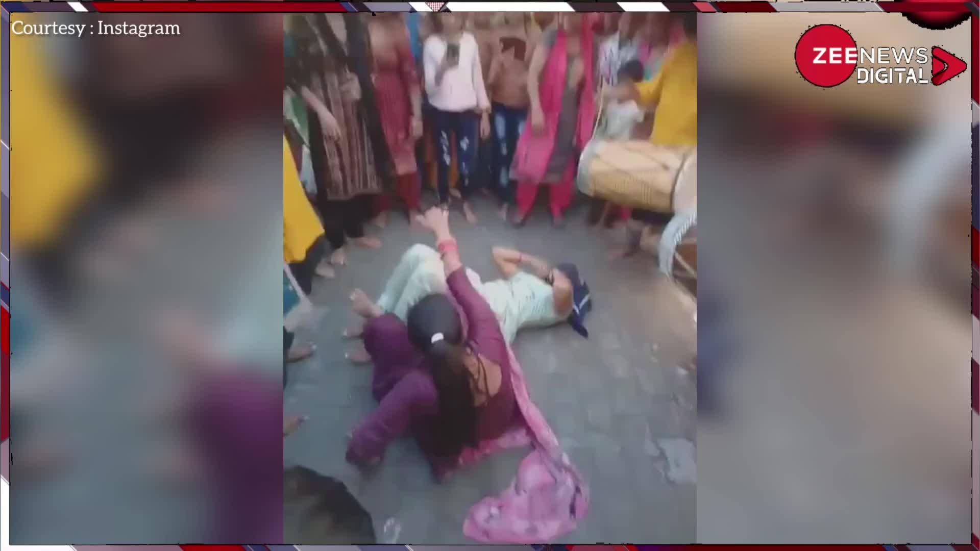 Viral: जैसा ही बजा ढ़ोल, बीच सड़क उछल पड़ीं आंटियां... जमीन पर लोट-लोटकर किया डांस, देख नहीं रुकेगी हंसी