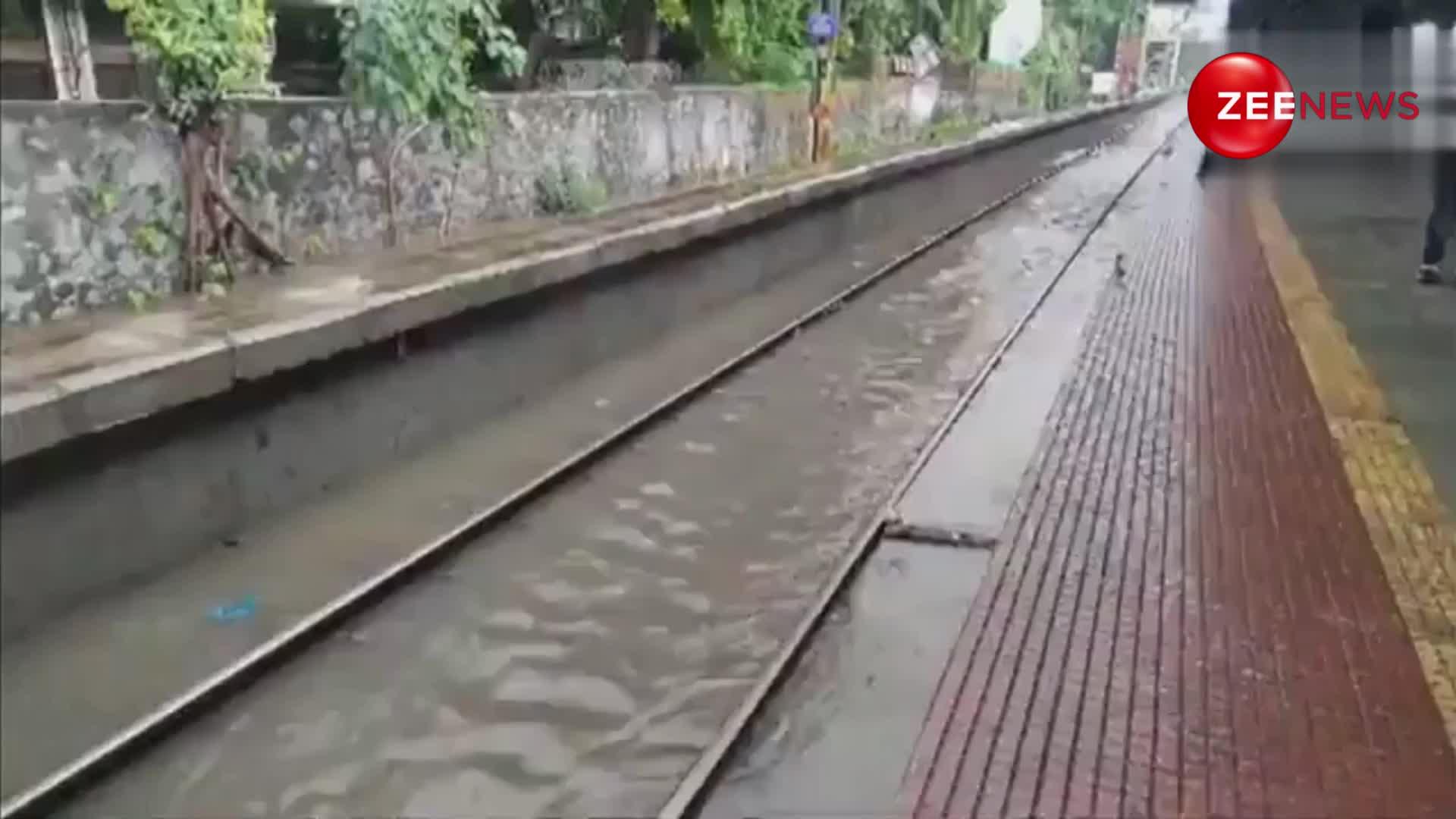 Mumbai Rain: सड़कों से लेकर रेल की पटरियों तक पानी, मुंबई में भारी बारिश का कहर; सामने आए वीडियो