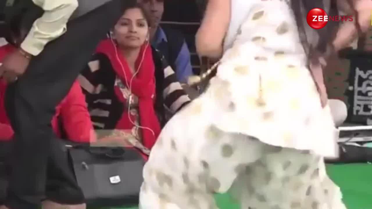 Haryanvi Dance: रचना चौधरी ने अश्लील हरकतों से ताऊ को बनाया अपना दीवाना, झन्नाटेदार डांस देख पब्लिक को चढ़ गया नशा