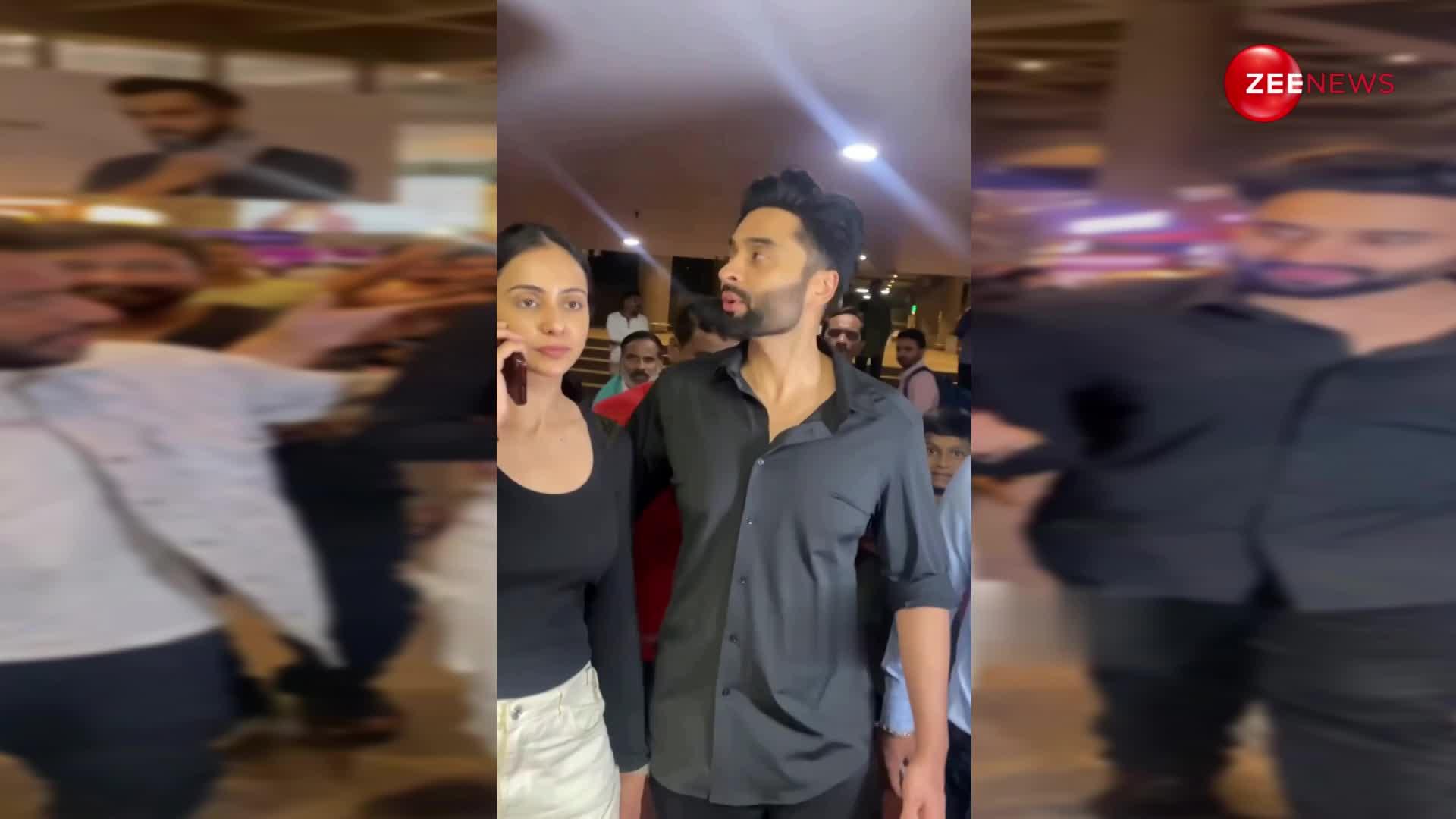 एयरपोर्ट पर ट्विनिंग कर नजर आए Rakul Preet Singh और Jackky Bhagnani, दोनों की जोड़ी को सोशल मीडिया पर मिल रहा ढेर सारा प्यार