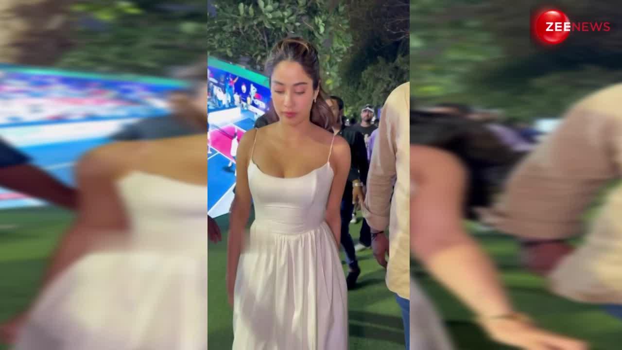 जब व्हाइट ड्रेस में Janhvi Kapoor ने की इवेंट में शिरकत,  स्टाइल से लूट ली महफिल