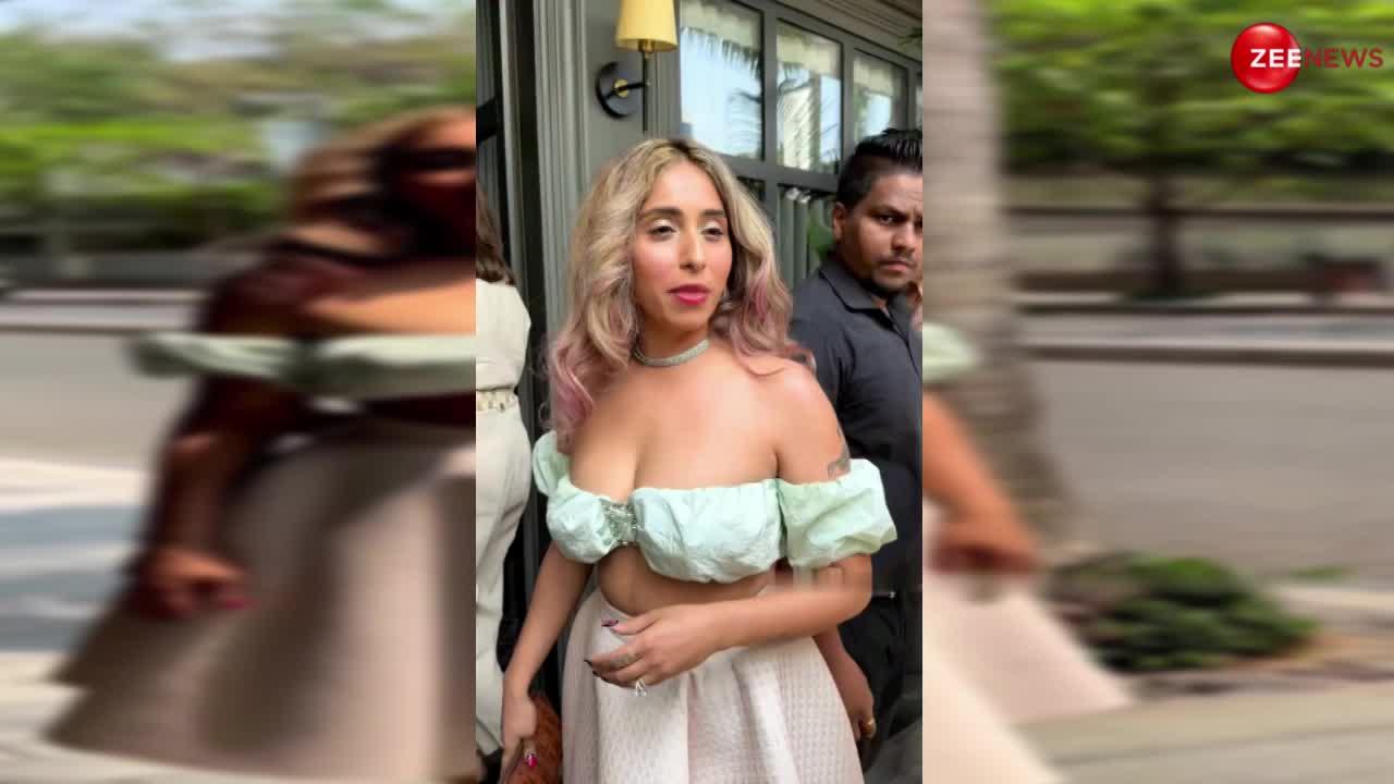 Neha Bhasin ने पहन लिया इतना रिवीलिंग ट्यूब टॉप फिर घूम-घूम कर देने लगीं पोज, देख लोग बोले-बस Urfi ही बदनाम है