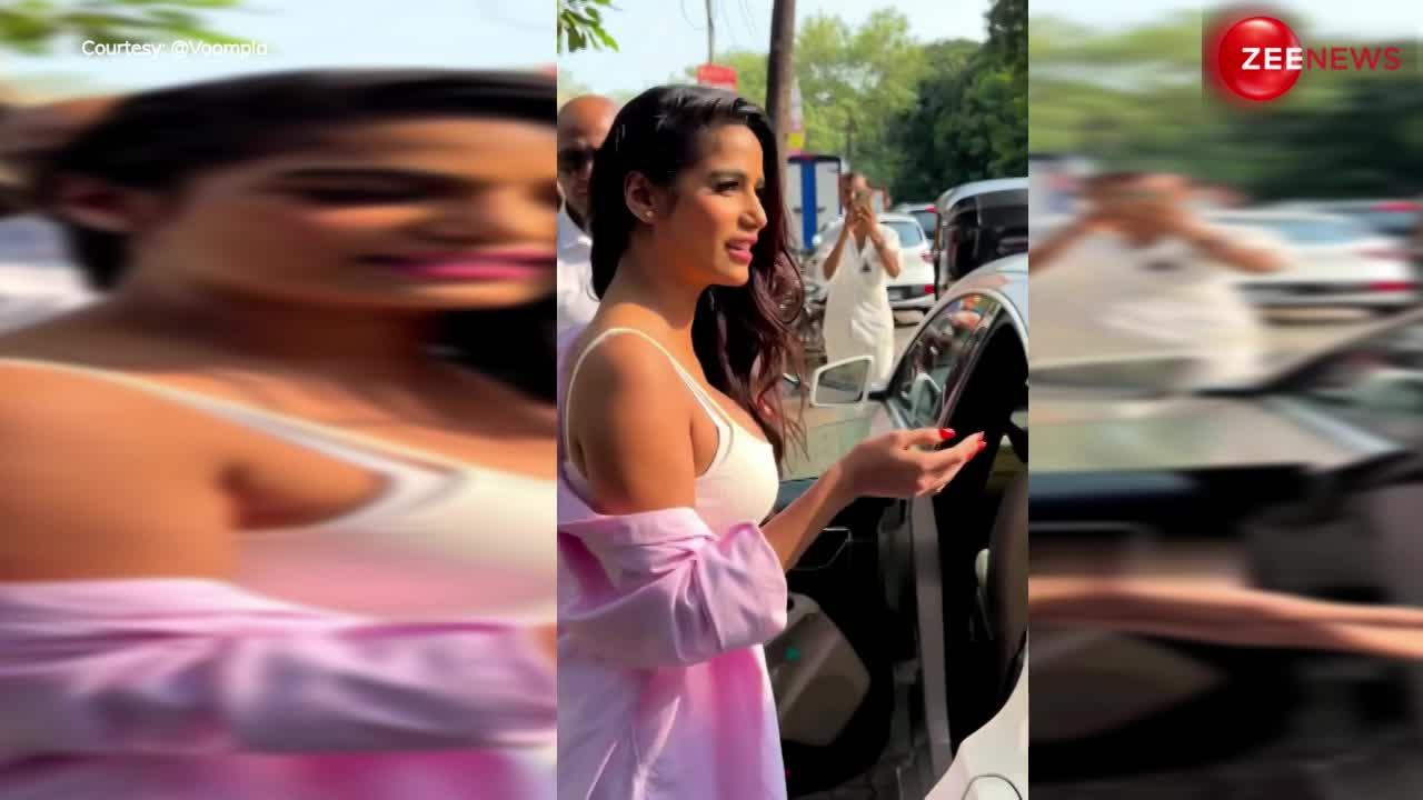 Poonam Pandey फ्रूट मार्केट में आईं शर्ट के बटन खोल, हॉटनेस देख भैया तो भैया अंकल भी बनाने लगे वीडियो