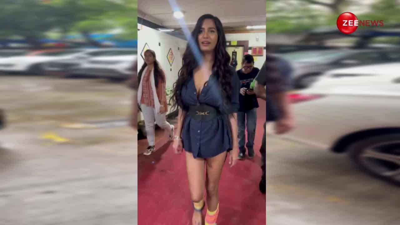 सिर्फ शर्ट पहन मुंबई की बारिश में बाहर निकलीं Poonam Pandey, बोल्ड फिगर देख नजरें हटाना हो जाएगा मुश्किल