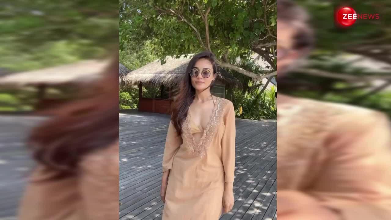 Surbhi Jyoti ने पहले पहनी डीपनेक कुर्ती...फिर पहन लिया बच्चे का निक्कर, ट्रोल्स बोले-बेबी को 2 साल के बच्चों का कपड़ा दो!