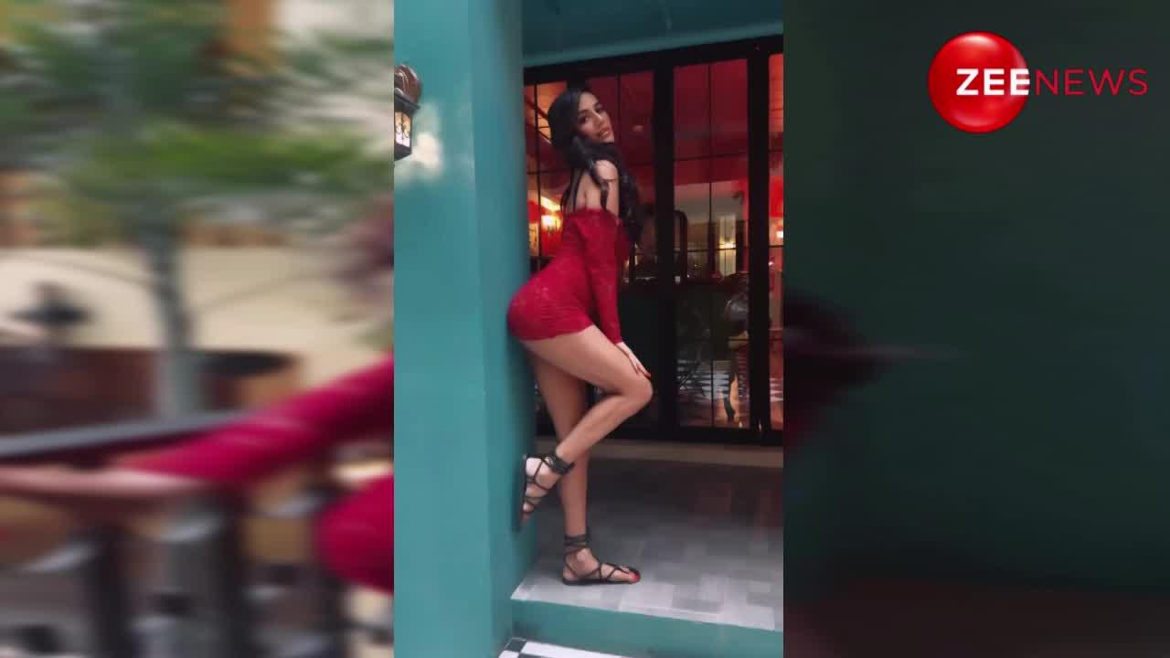 Poonam Pandey ने रेड ड्रेस पहन दिखाई हसीन अदाएं, वीडियो देख फैंस हुए मदहोश