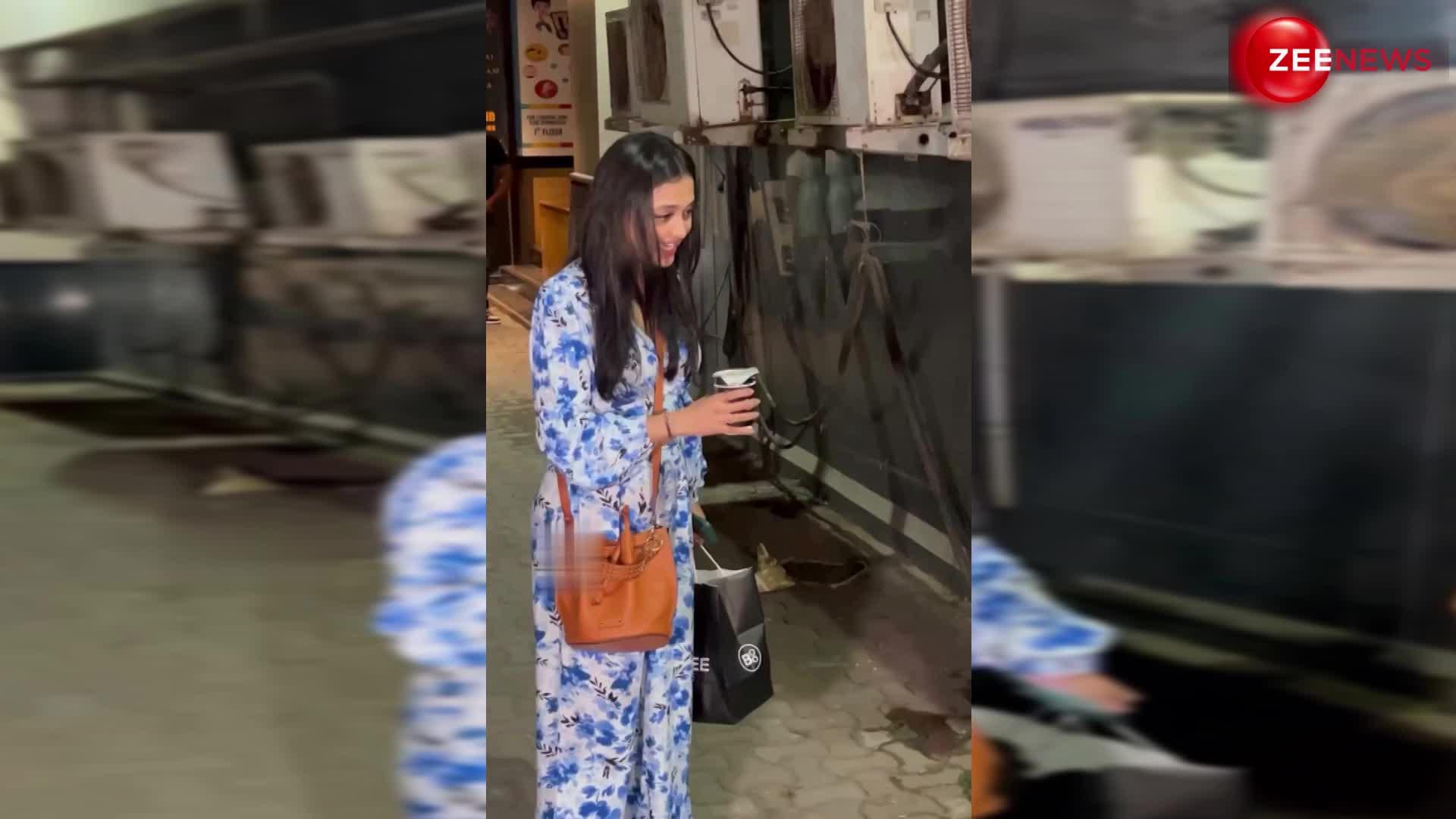 क्यूट गर्ल ! Tejasswi Prakash ने इस बच्चे के साथ क्यों ली सेल्फी, जानने के लिए देखें ये वायरल वीडियो