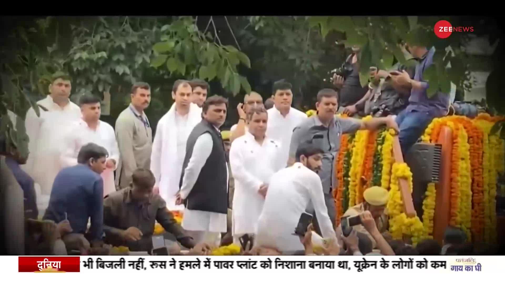 Mulayam Singh Yadav Last Rites : मुलायम सिंह के पंचतत्व में विलीन होते ही इन नेताओं की नम हुई आँखें