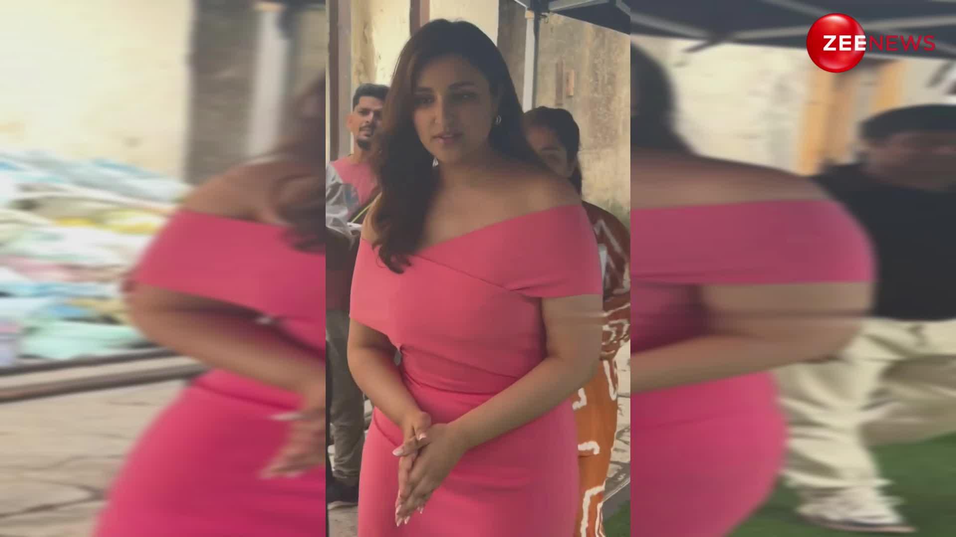 पिंक आउटफिट में बला की खूबसूरत दिखीं Parineeti Chopra, क्यूटनेस भरी अदाओं ने जीत लिया फैंस का दिल