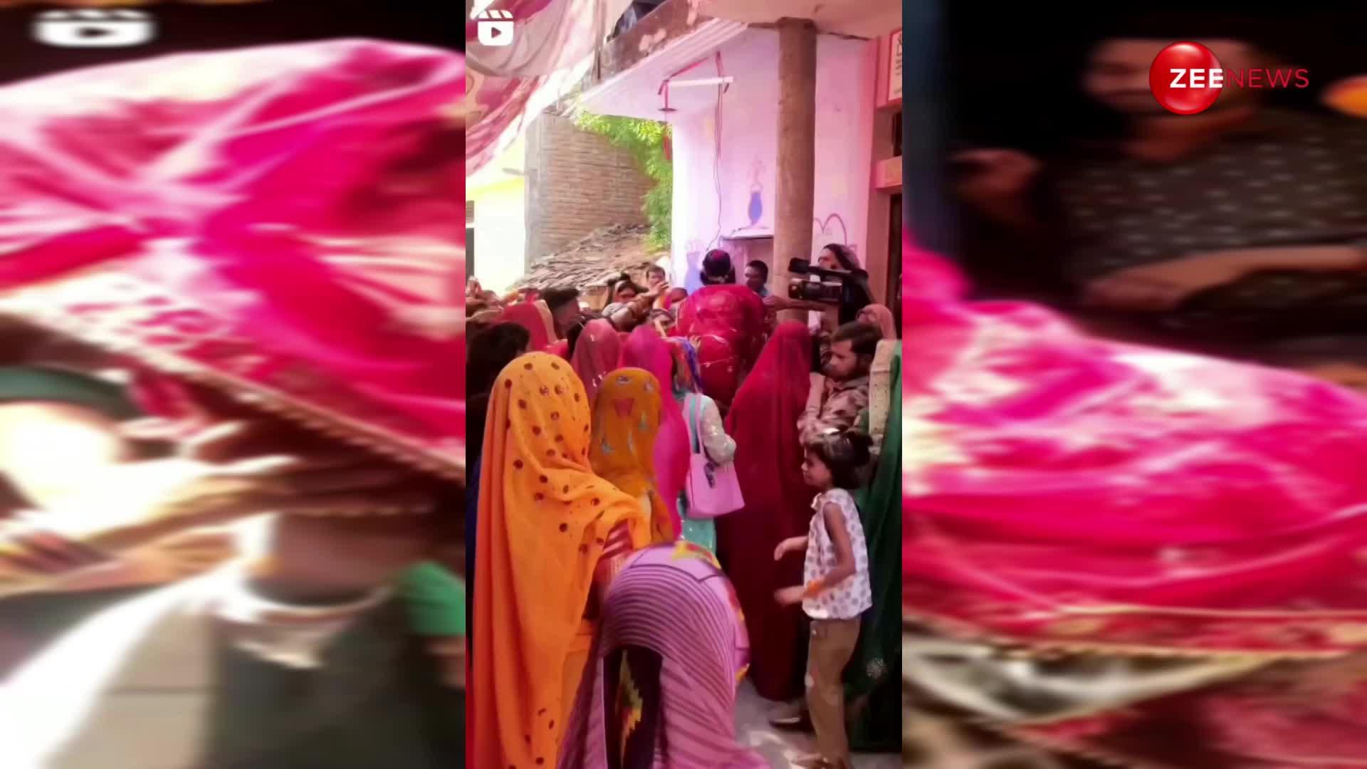 Video किसी दुल्हन की ऐसी विदाई नहीं देखी होगी, घरवाले जबरदस्ती पीछा छुड़ाते दिखे