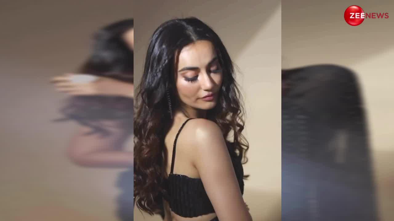 ब्लैक साड़ी के साथ डीप नेक ब्लाउज पहन Surbhi Jyoti ने लगाए लटके-झटके