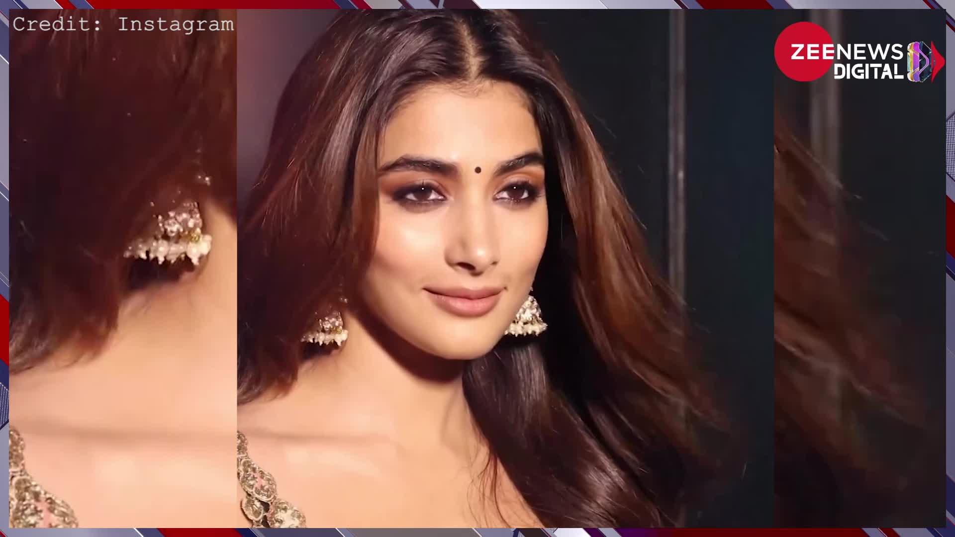 फिल्म 'सर्कस' के प्रमोशन के लिए Pooja Hegde ने पहनी ऐसी ड्रेस, बोल्ड फोटोशूट से फिर बढ़ाया इंटरनेट का पारा