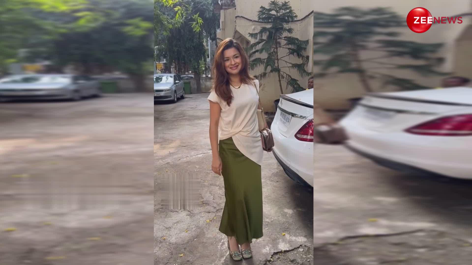 ग्रीन स्कर्ट और स्टाइलिश टॉप पहन Avneet Kaur ने गिराई हुस्न की बिजलियां, फिगर देख नजरें नहीं हटा पाए फैंस