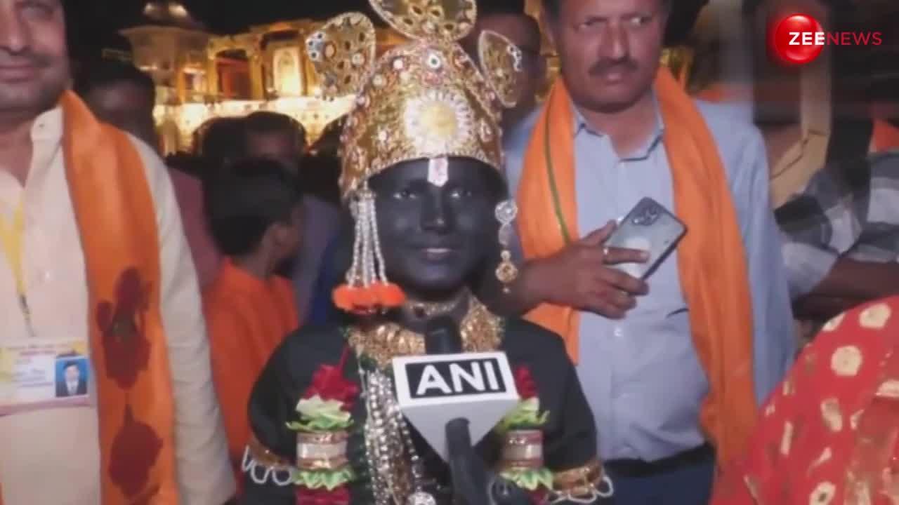 रामनवमी के अवसर पर हूबहू रामलला का रूप लेकर अयोध्या पहुंचा बच्चा, लोग हुए मंत्रमुग्ध