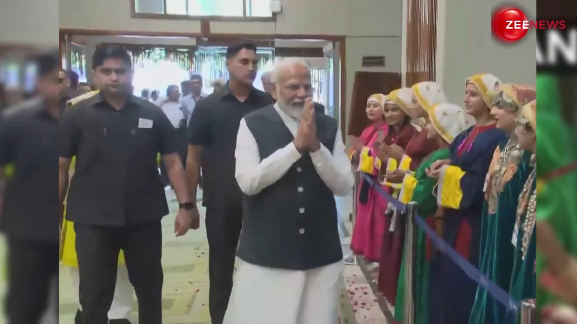 श्रीनगर में PM मोदी का 'महा दौरा', फूल बरसाकर हुआ स्वागत, सामने आया शानदार video