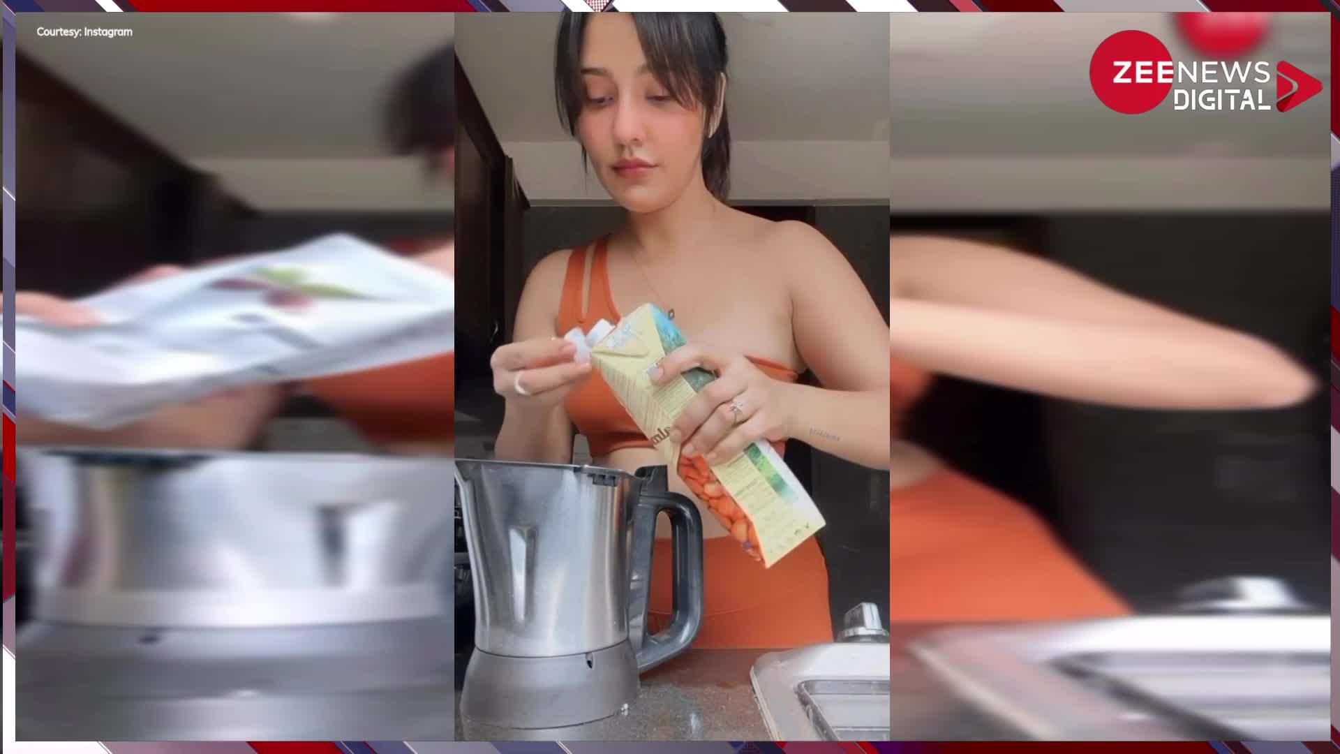 Neha Sharma ने सेक्सी अंदाज में बनाया प्रोटीन शेक