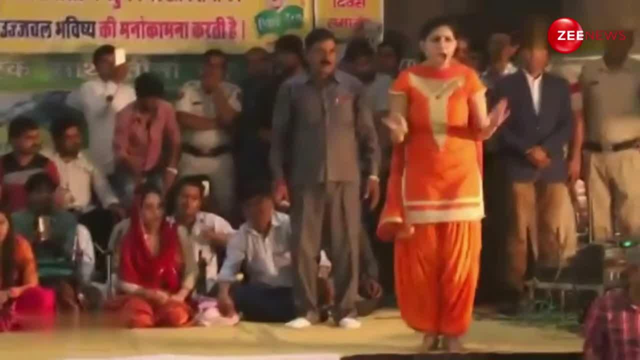 Sapna Choudhary ने स्टेज पर लगाए ऐसे ठुमके, आंखें फाड़-फाड़कर देखने लगी पब्लिक