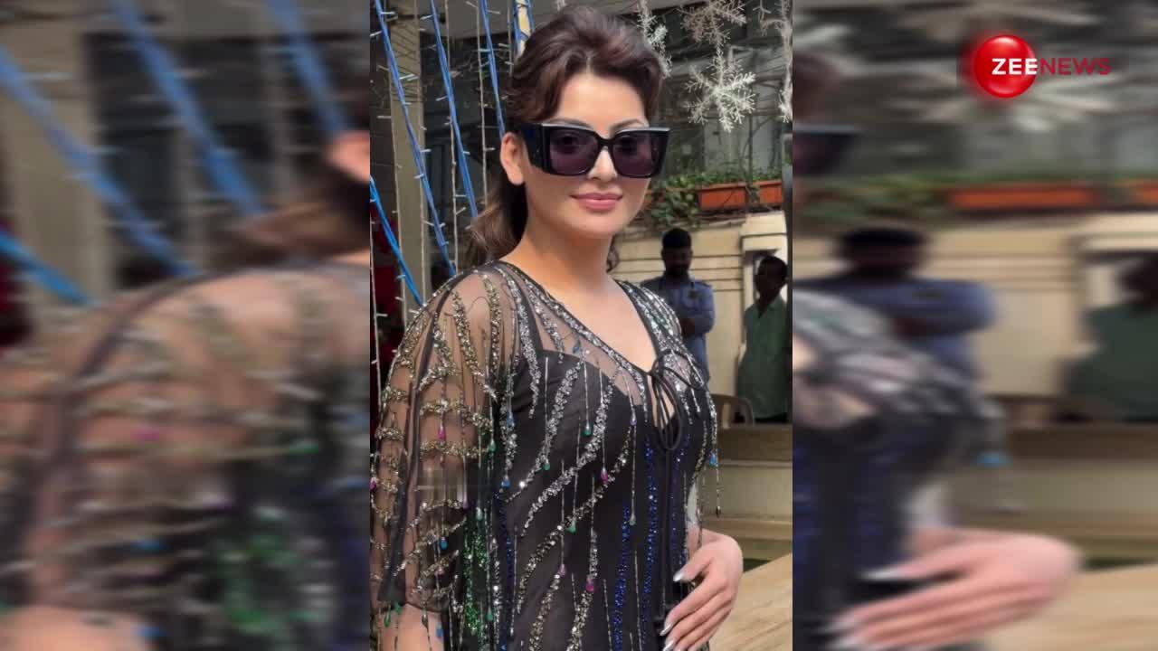 Urvashi Rautela का क्रिसमस लुक हुआ इंटरनेट पर वायरल, ब्लैक जाली वाली ड्रेस में आईं नजर