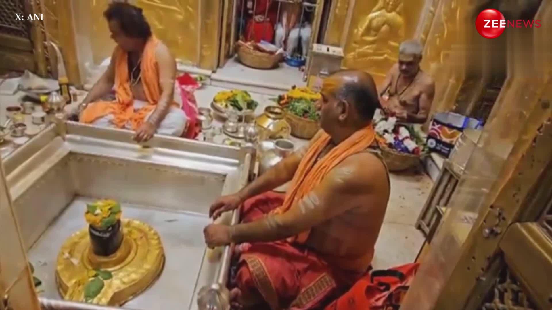 सावन के पहले सोमवार में काशी विश्वनाथ मंदिर में हुई पूजा-अर्चना, गंगा घाट पर स्नान के लिए लगी श्रद्धालुओं की जबरदस्त भीड़