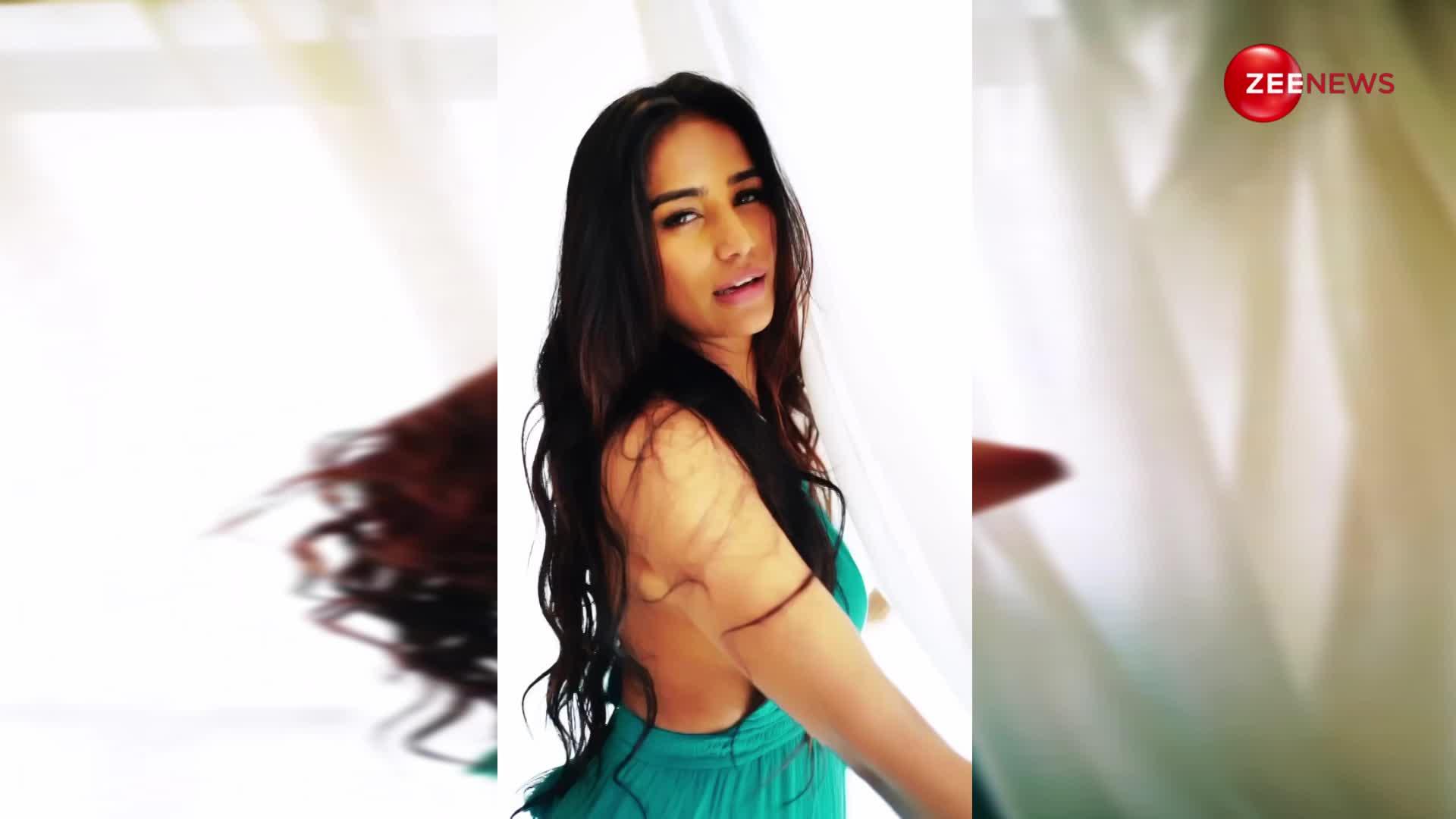 डोरी से बंधी हुई ब्रालेस ड्रेस पहन Poonam Pandey ने दिखाया अपना सिजलिंग लुक, देख घायल हुए लोगों के दिल