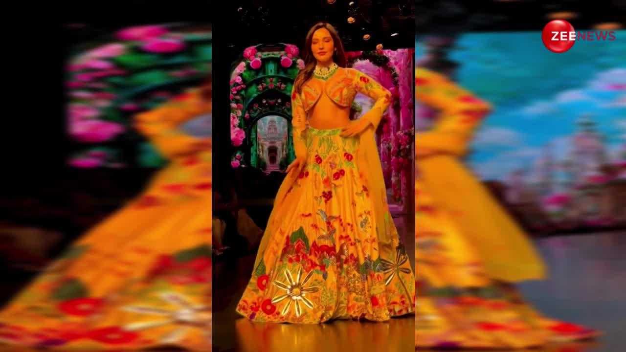 Neha Sharma के खूबसूरत लहंगे पर नहीं ब्लाउज पर अटकी लोगों की नजरें, Ramp Walk करते हुए दिखाई मस्तानी अदाएं