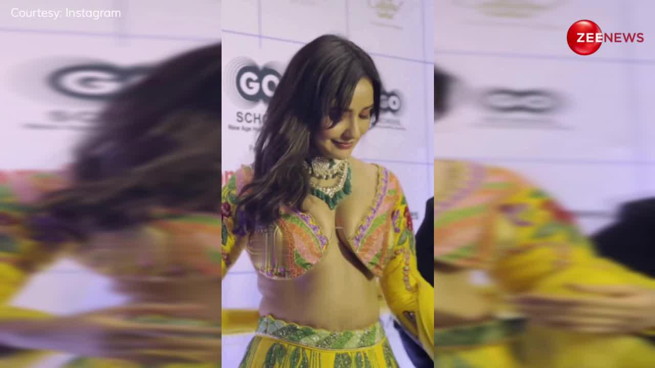 बस एक हुक पर टिका था Neha Sharma का ये ब्लाउज, इतना बोल्ड हुस्न देखकर छूट जाएंगे आपके भी पसीने