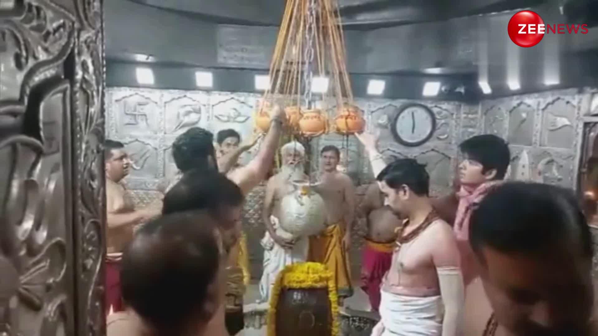 Ujjain: भीषण गर्मी में बाबा महाकाल पर चढ़ाया गया 11 नदियों का जल, गर्भगृह में लगाई मटकियां