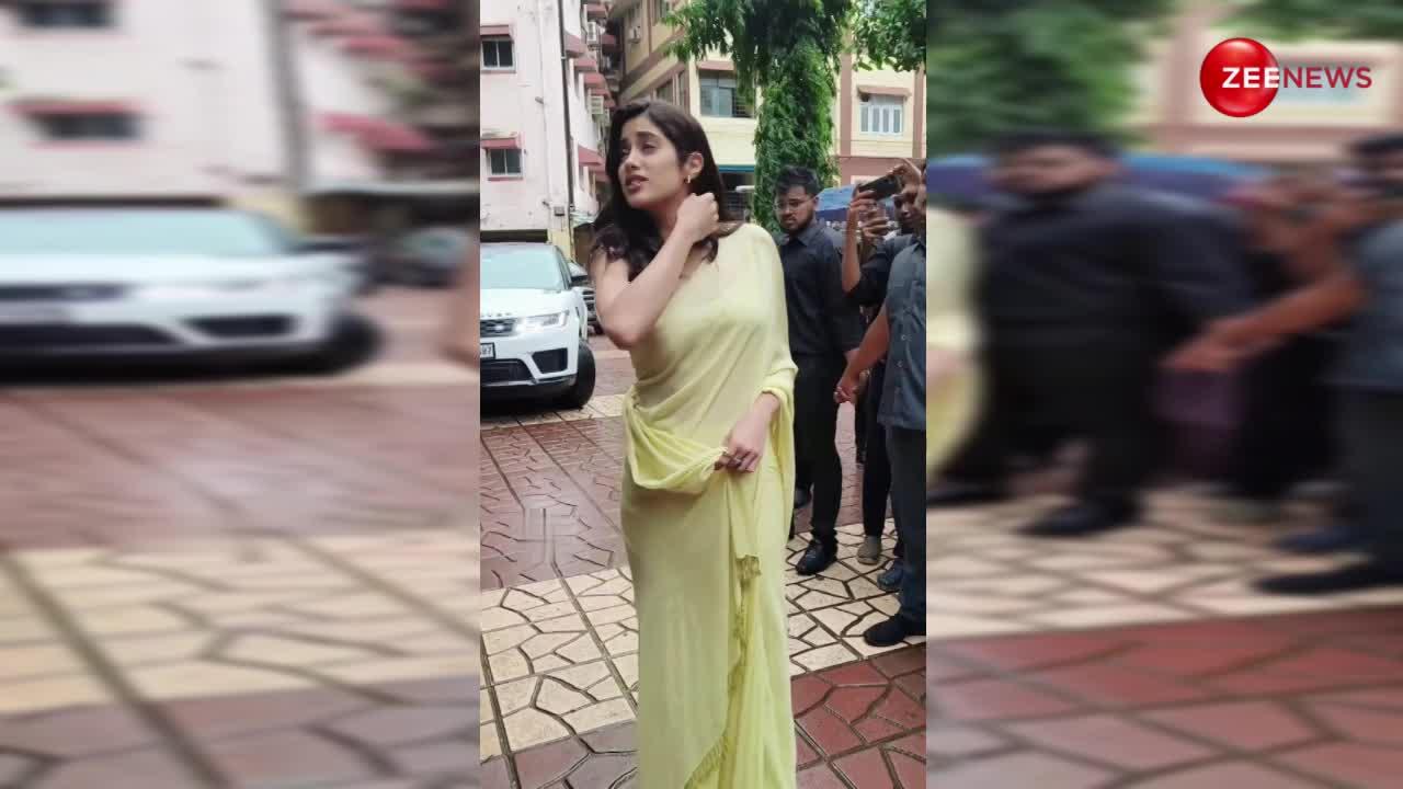 पीली साड़ी पहन पब्लिक के बीच पहुंचीं Janhvi Kapoor, भीड़ ने घेरा तो हुईं परेशान; बनाए अजीबों-गरीब मुंह