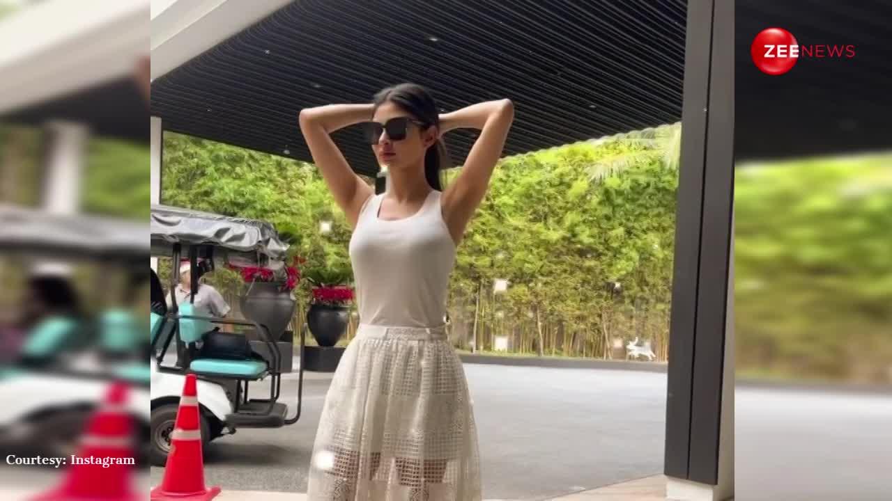 व्हाइट आउटफिट में बीच सड़कों पर कुछ ऐसी अदाओं में नजर आईं Mouni Roy, वीडियो देख फैंस हुए कायल