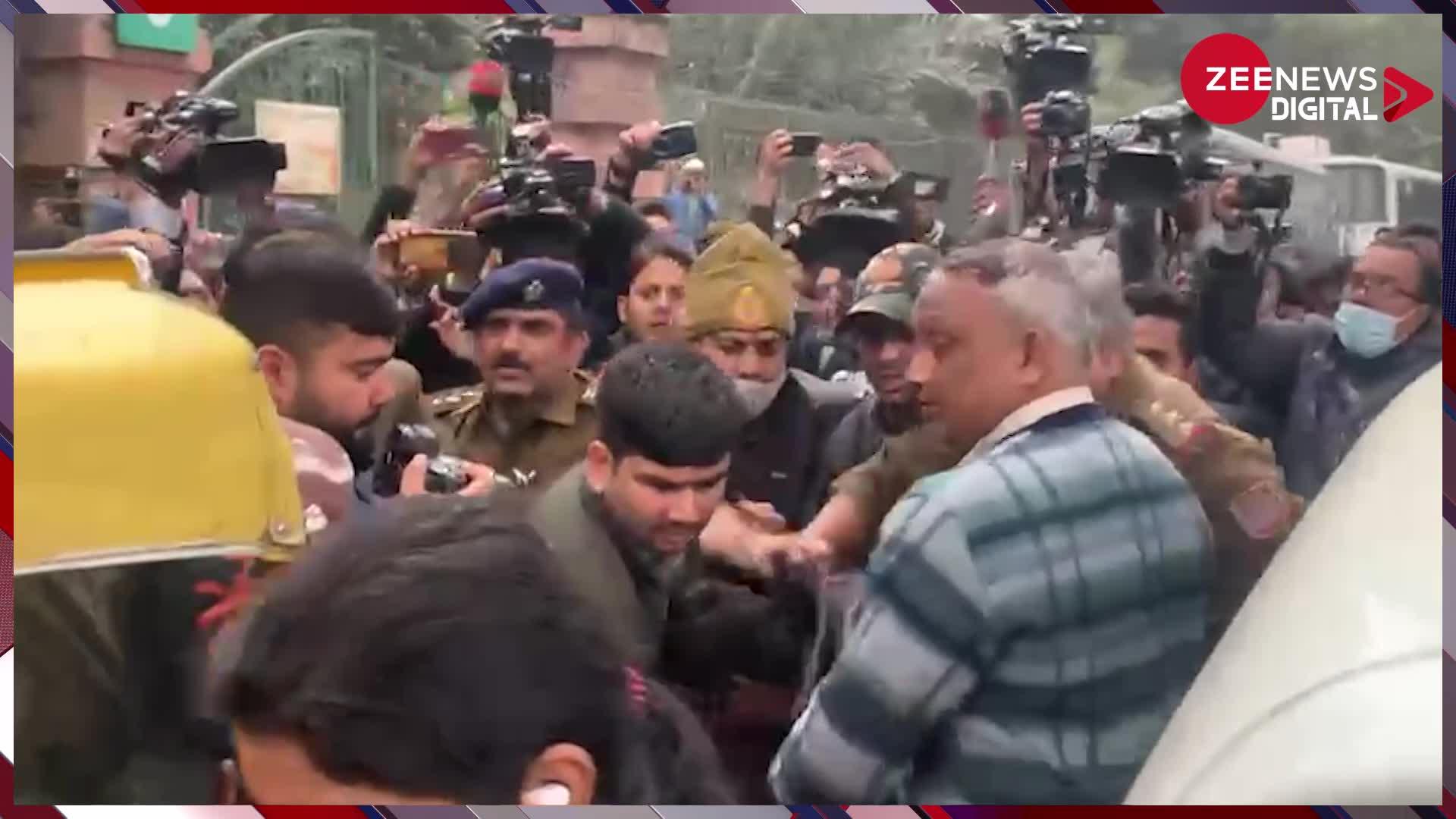 Video: BBC की Documentary पर JNU के बाद जामिया में हुआ हंगामा, गेट पर छात्रों ने किया विरोध प्रदर्शन