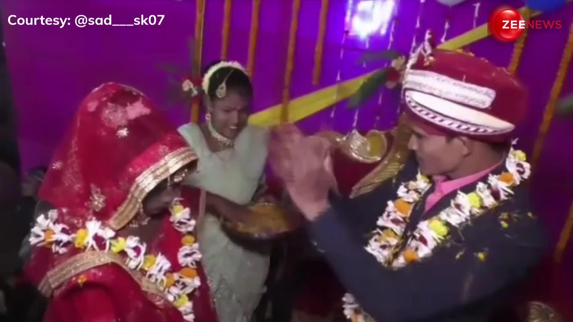 दुल्हन को वरमाला पहनाकर इतना खुश हुआ दूल्हा, जोर-जोर से बजाने लगा तालियां, लोग बोले 'दुख भरे दिन बीते रे भईया'