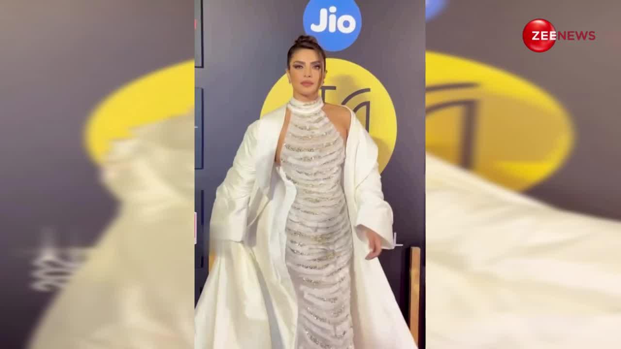 अप्सरा सी खूबसूरत बनकर देर रात इवेंट में पहुंचीं Priyanka Chopra, व्हाइट वनपीस में कैमरे के सामने करवाया बोल्ड फोटोशूट