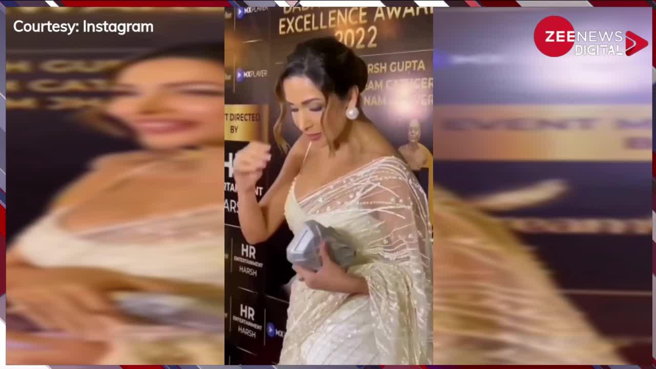 सफेद साड़ी पर Malaika Arora ने पहना ऐसा ब्लाउज, कम उम्र की एक्ट्रेस को भी दी मात...हॉटनेस देख आप भी कहेंगे उफ्फ !