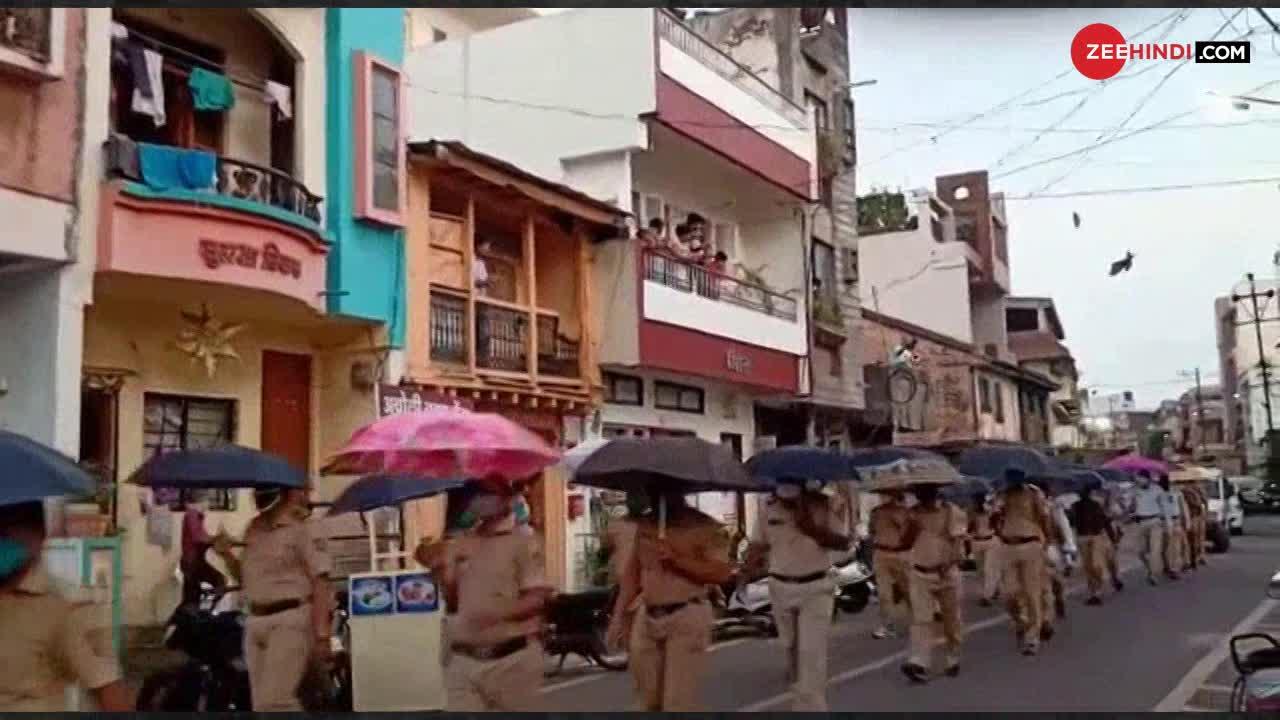 Social Distancing के लिए पुलिस का 'छाते वाला' लाजवाब आइडिया