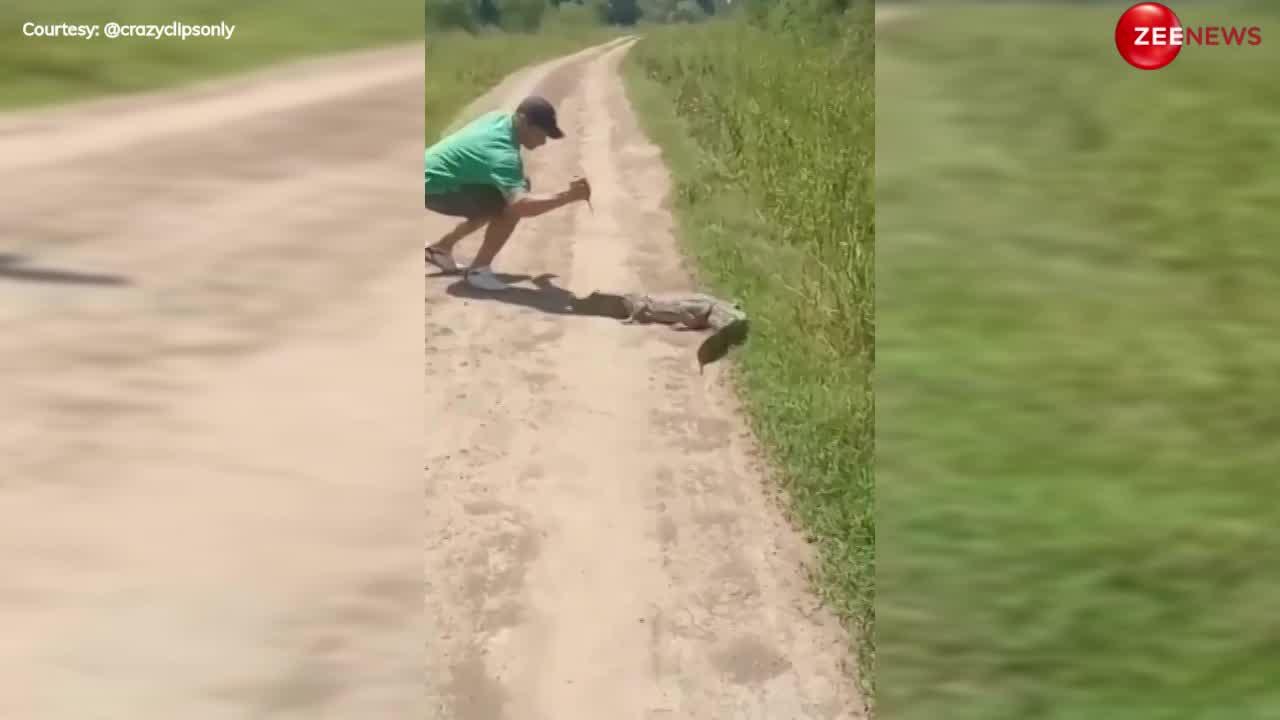 Crocodile Video: शख्स ने शांत बैठे मगरमच्छ पर चलाया चाकू, संभलने का भी नहीं मिला मौका, हुआ ऐसा हाल...