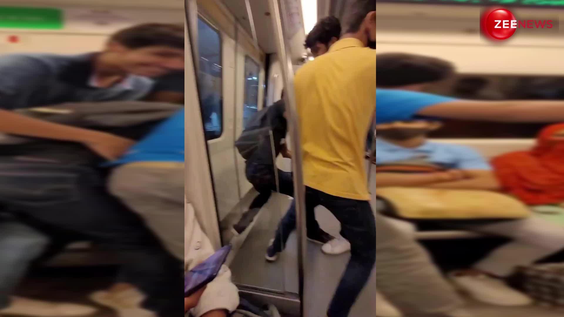 Delhi Metro: मेट्रो में हुई स्टूडेंट की रैगिंग, लड़कों ने जमकर किया तमाशा