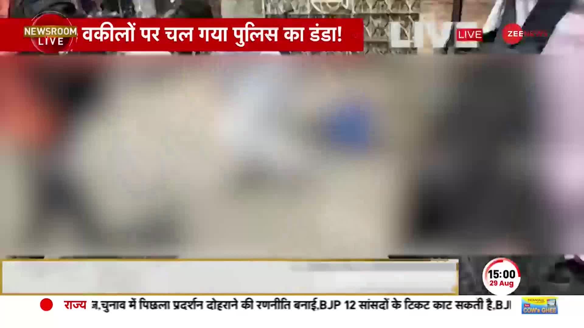 Hapur Fight Between Police And Lawyer: हापुड़ में पुलिस और अधिवक्ताओं के बीच हाथापाई