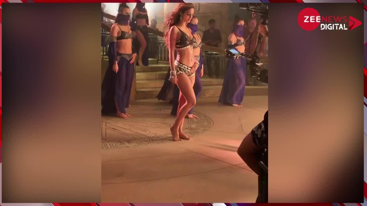 Disha Patani Dance: इतनी छोटी ड्रेस पहन कर Disha Patani ने लहराई कमर, अदाएं देख फैंस का हुआ बुरा हाल