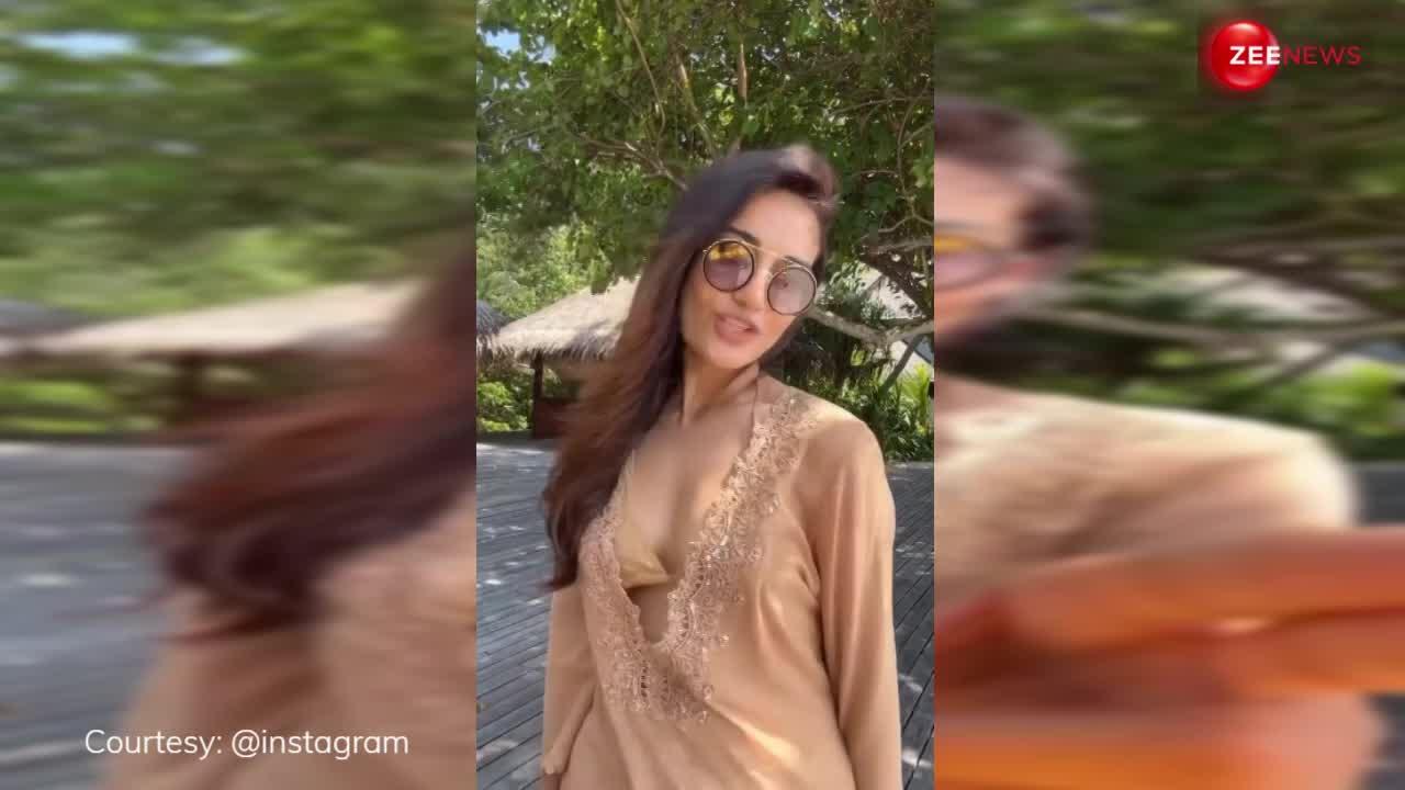 टीवी की संस्कारी बहु Surbhi Jyoti हुईं बुरी तरह ट्रोल, कुर्ते के नाम पर पहन ली हद से ज्यादा डीपनेक ड्रेस; दिखाए प्राइवेट पार्ट