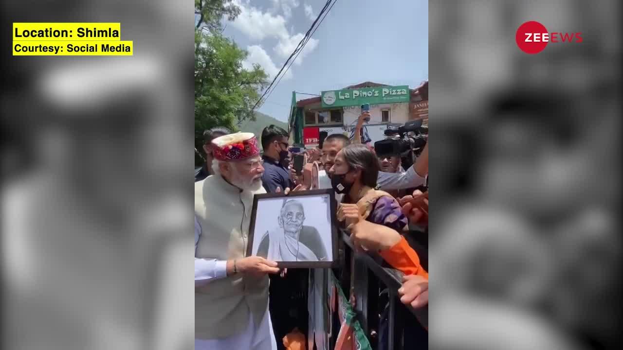 मोदी को उपहार में मिली मां की तस्वीर