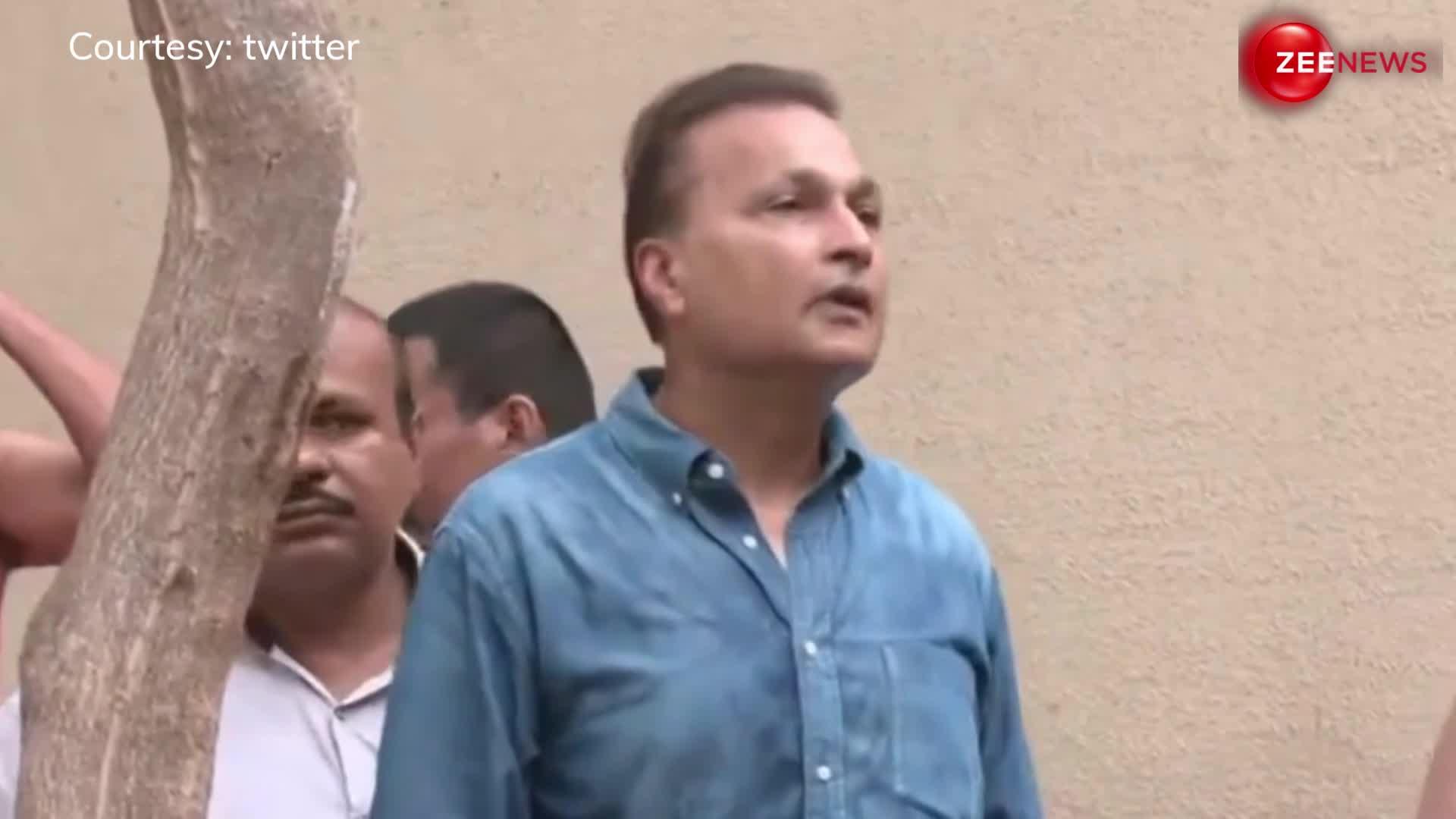 वोटिंग के लिए आम लोगों के साथ लाइन में लगे Anil Ambani, सामने आया वीडियो