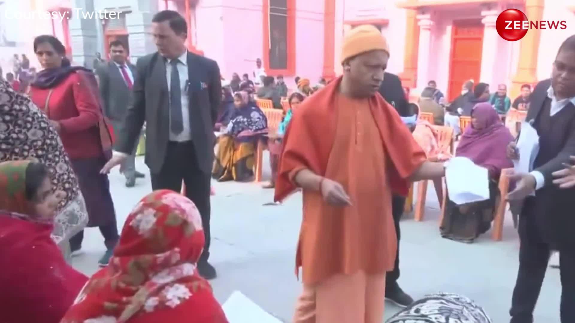 उत्तरप्रदेश: सीएम योगी आदित्यनाथ ने गोरखपुर में लगाया जनता दरबार, देखें वीडियो