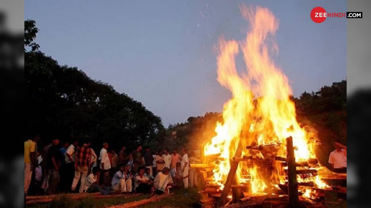 यहां शवों को जलाया या दफनाया नहीं, सालों तक सड़ाया जाता है